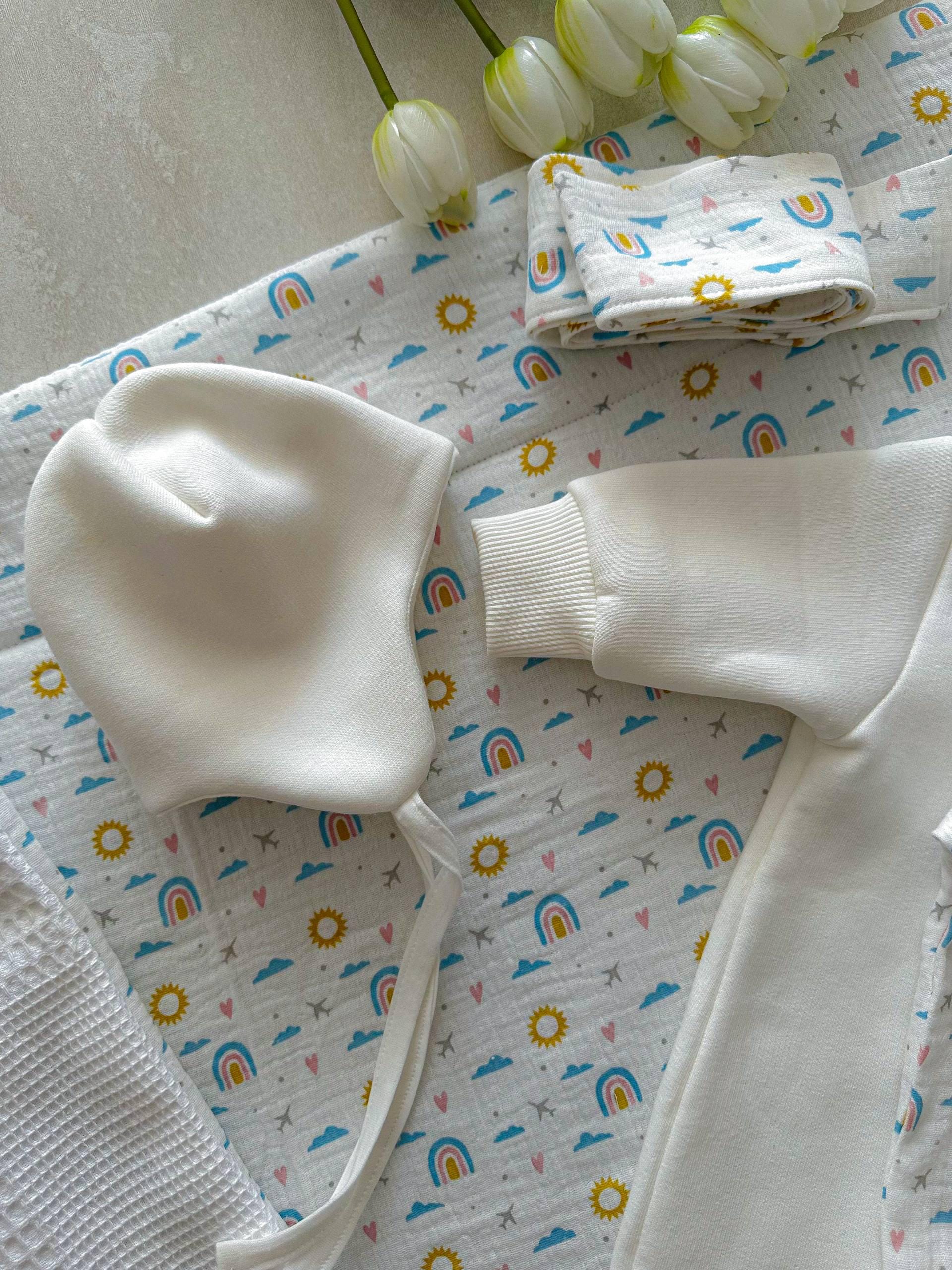 Autumn Muslin Newborn Set: Organic Cotton Pajamas and Bonnet (0–3 Months)