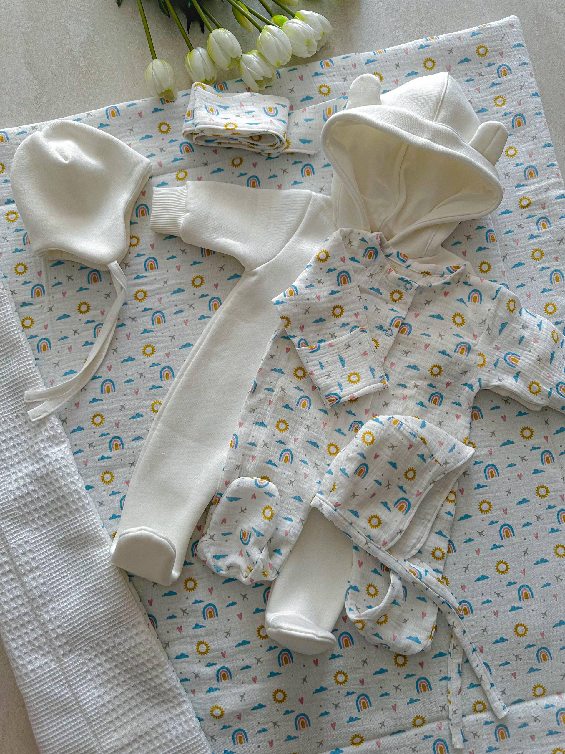 Autumn Muslin Newborn Set: Organic Cotton Pajamas and Bonnet (0–3 Months)